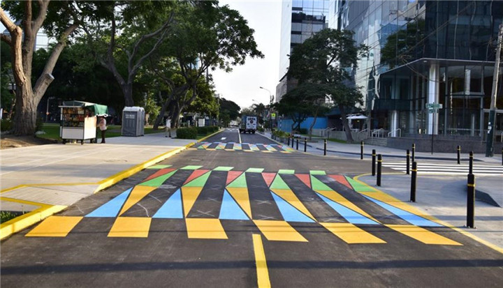 秘鲁艺术家设计3d斑马线提醒文明过马路