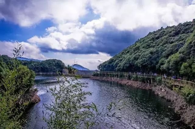 在永泰,有一个山峦起伏,奇峰怪石,飞瀑流泉的生态风景区叫乐峰赤壁
