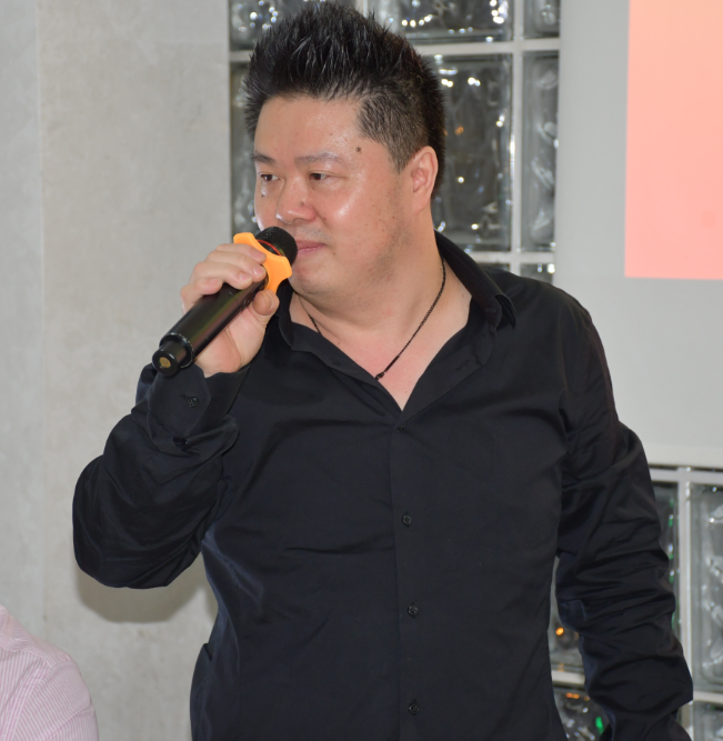 意大利知名侨领吴小彬宴请江苏新沂市委代表团并介绍了出席座谈会的