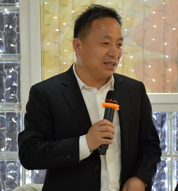 江苏新沂市委书记高山感谢吴小彬先生的盛情,并向罗马侨领介绍了新沂