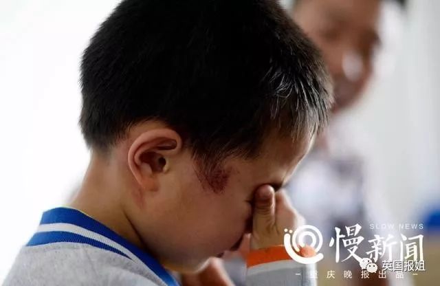 小孩用脚踢了我,所以我送他一个过肩摔(组图)