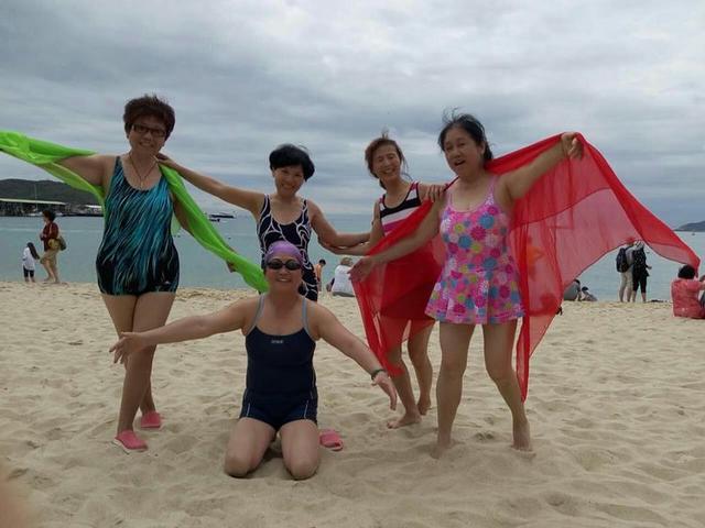 2月25日在亚龙湾我们穿着泳装又一次下海