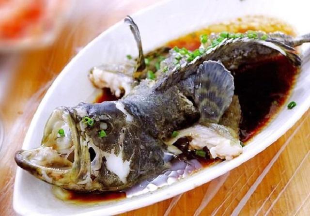 在挑选的过程中,要摊主用夹子把蟹撬开看看里面是否有膏,吃法:清蒸