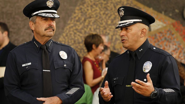 洛杉矶市警局贝克局长会议中被攻击 武器或是骨灰?