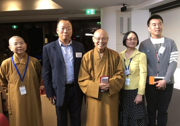 州中国业务部执行总监陈楚凡,感谢星云大师数育基金会董事长满可法师