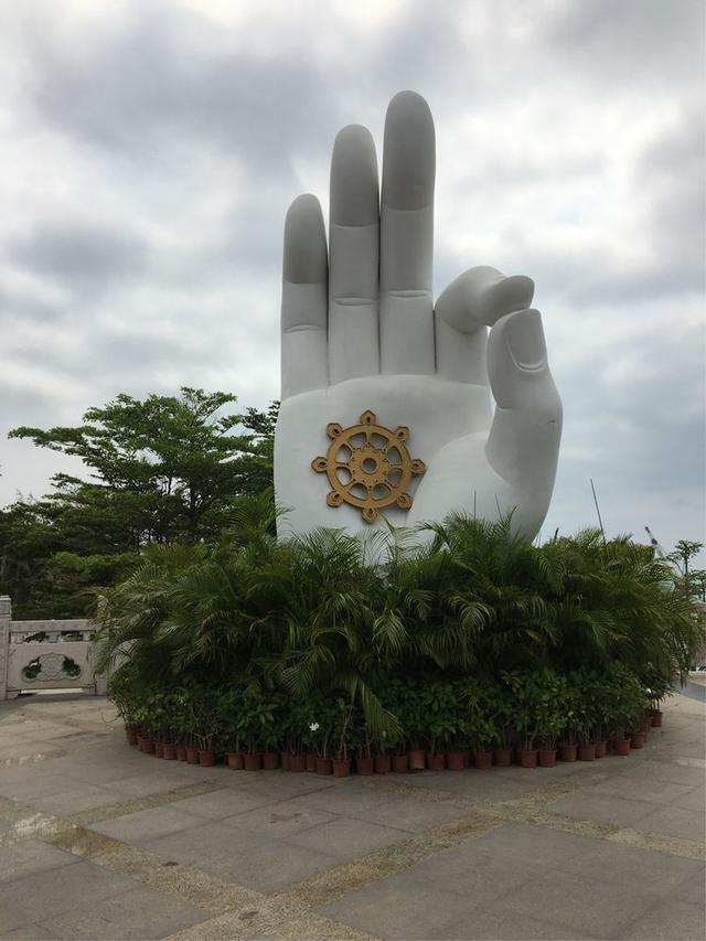 第一天上午去了南海,观音三面佛,奶奶说要去祈祷一下,虽然动作很不