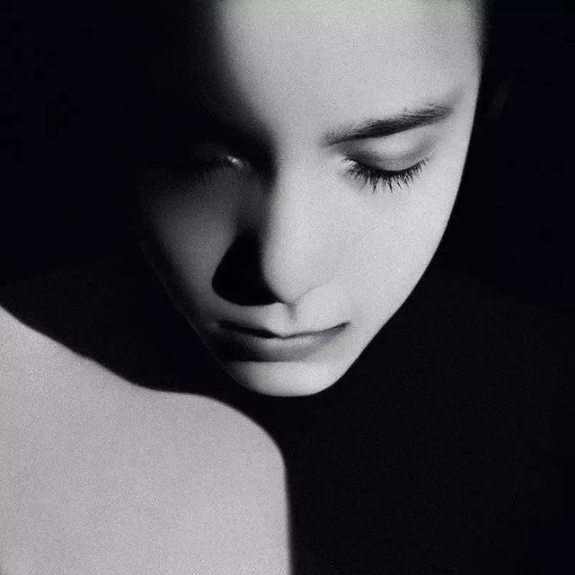 优雅的赫本,出浴的梦露,吸烟的女人……50张最美经典女性黑白照