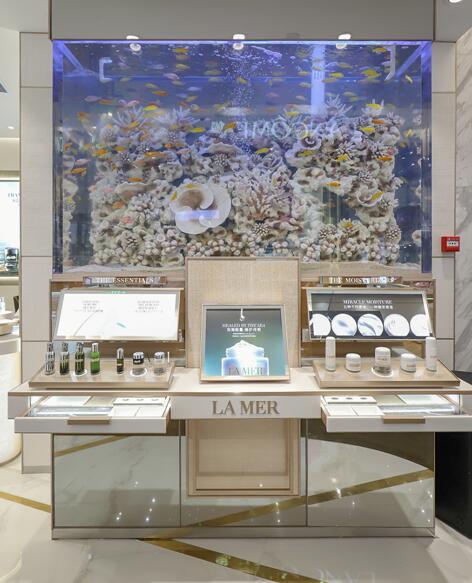 踏入专柜,首先吸引目光的便是店内代表la mer海蓝之谜品牌起源的海洋