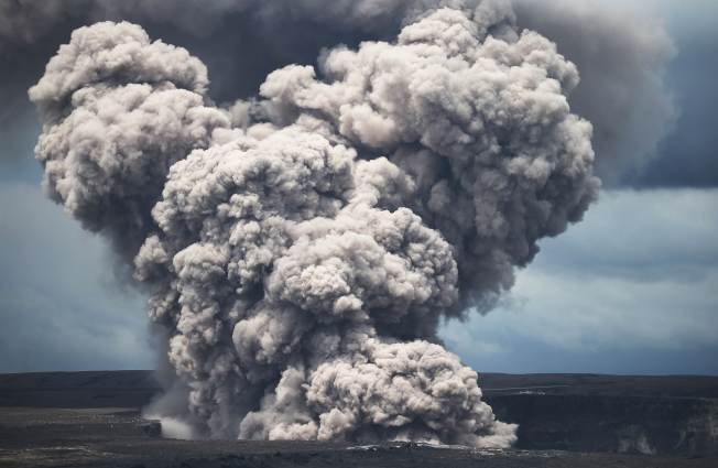 夏威夷火山爆发,喷出的火山尘灰直上天际.(getty images)