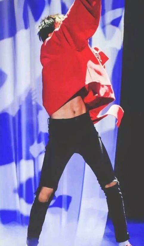 千玺,白敬亭,蔡徐坤一个无意之举露出腹肌,哪个男神更撩你?