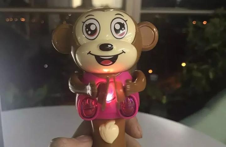 一按按钮,它就会闪着彩灯敲锣打鼓,高声唱起《兔子舞》,在加班的深夜