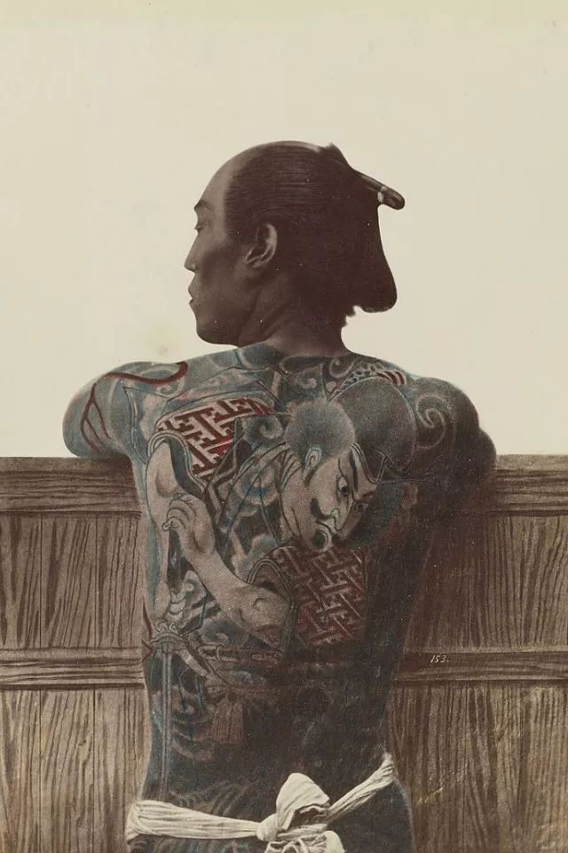 想着纹在身上,就相当于梁山好汉对抗当局的那面杏黄旗,是替天行道