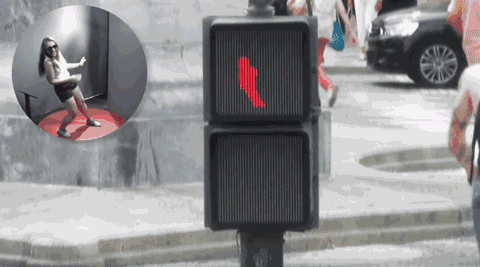 红绿灯早已在道路上实施起来这个红绿灯很迷你当呈现出绿色背景以及大