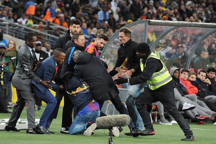 视频组图:疯狂球迷冲进球场"强抱"梅西