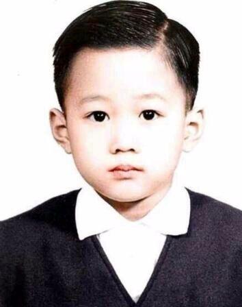 童年时候的星爷从眼神里都能感受到他的机灵,也不失几分帅气.