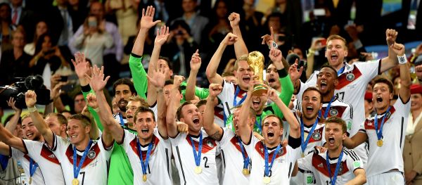 图为2014年7月13日,德国队球员在巴西世界杯的颁奖仪式上庆祝夺冠.