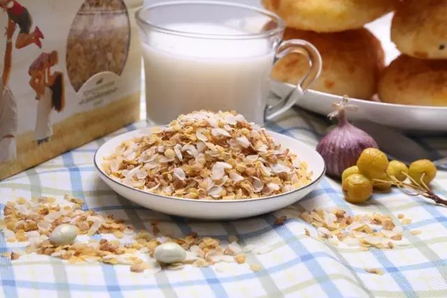 (2)欧拉季益 是传统俄式松饼,有栉瓜,猪肝或牛肝等咸口味,也有苹果,开