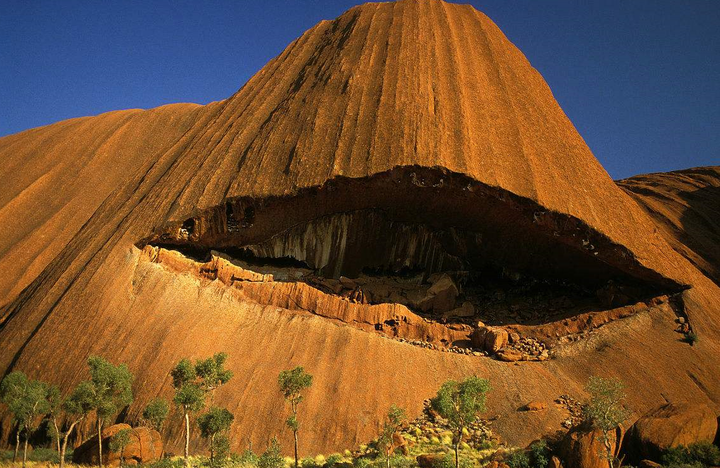 澳大利亚有块神奇的巨石,会根据春夏秋冬变换不同的颜色!