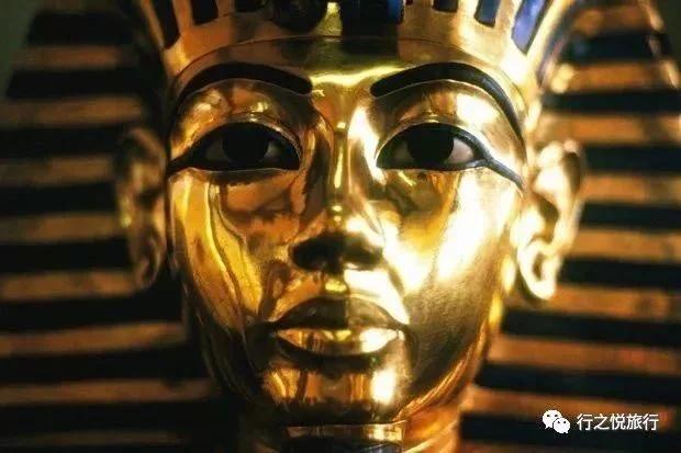 前额部分饰有鹰神和眼镜蛇神,象征法老一统上,下埃及