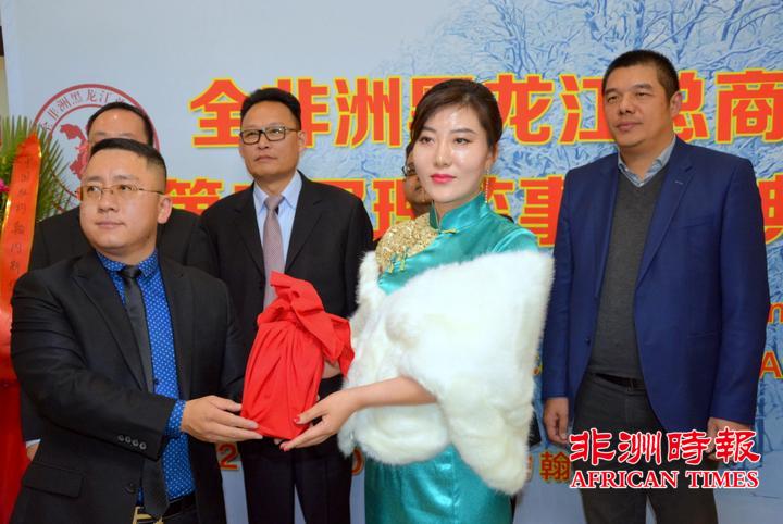 首届会长于洋将商会印章交予第二届会长安馨