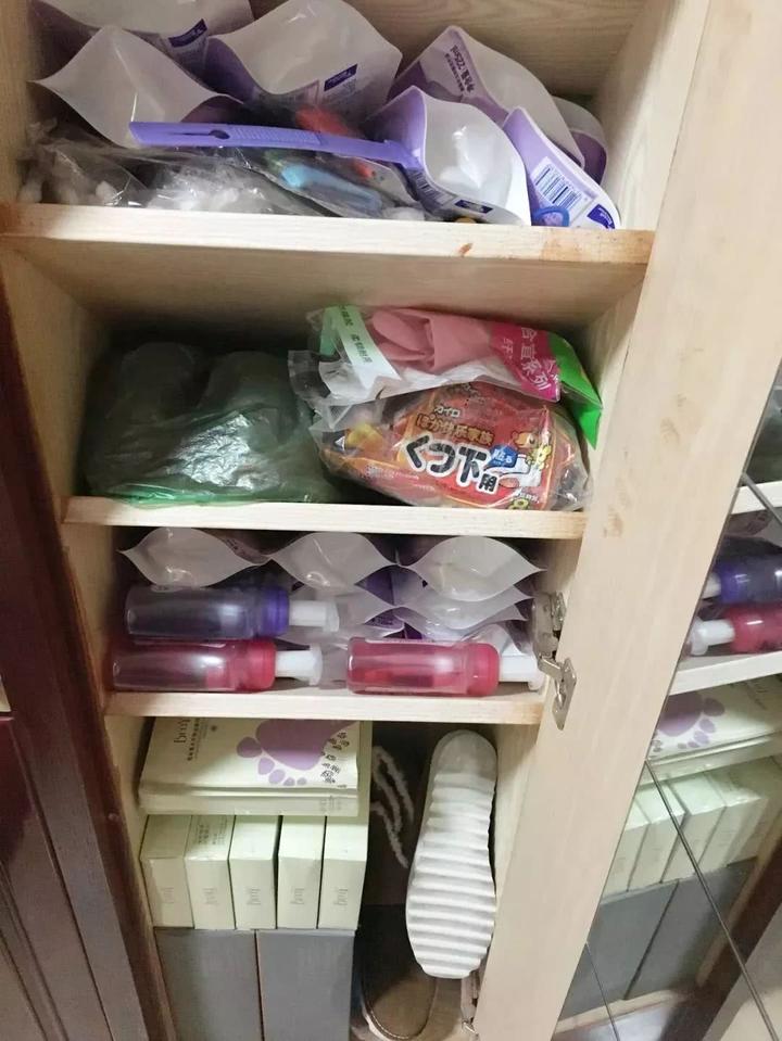 燕子表示,她晒的这几张照片, 仅仅是她家里囤货区的冰山一角.