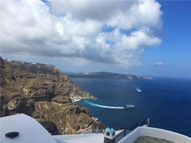 距雅典110海里,是基克拉泽斯群岛中最南边的一座岛