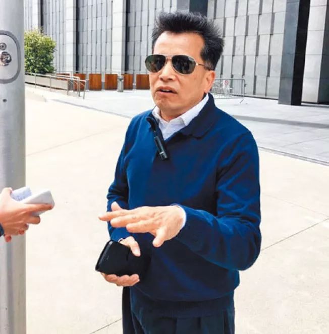 一位和冯曾经有过司法纠纷的华裔男子扶东星在庭外受访时称,对这个