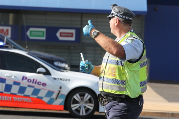 新州警察开车打电话引争议,但事实是警察可以这样做!