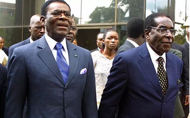 赤道几内亚总统特奥多罗·奥比昂·恩圭马与前津巴布韦总统穆加贝合影