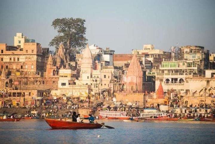 恒河水质污染,印度人因此得传染病,为何还说喝了一口能延年益寿