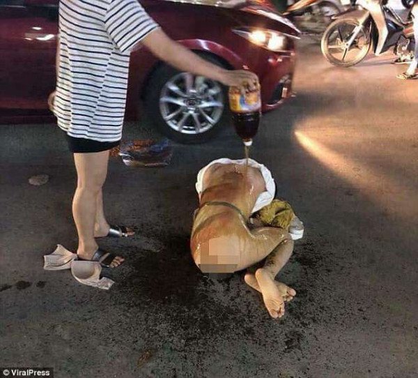 扒掉衣服撒辣椒粉,全身赤裸躺街头!澳网友都吓呆了,"可怕"!(组图)