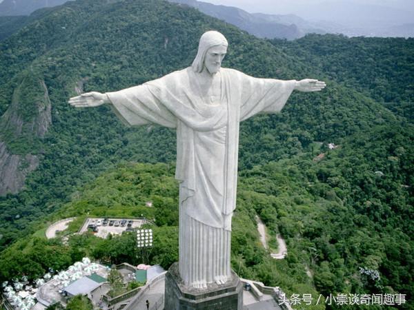 德国最吸引游客的雕像之一,巨型美女腿长7米躺在湖泊中泡澡解暑