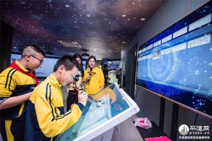 来自平潭城中小学的学生在国学vr体验馆现场体验vr技术.(资料图)