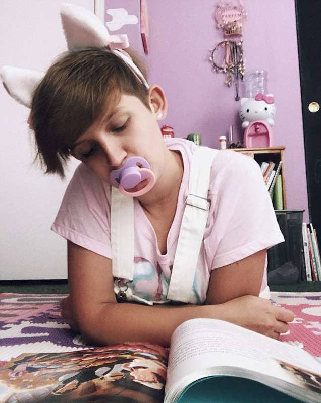 奇葩!24 岁美女痴迷穿婴儿纸尿裤 叼奶嘴