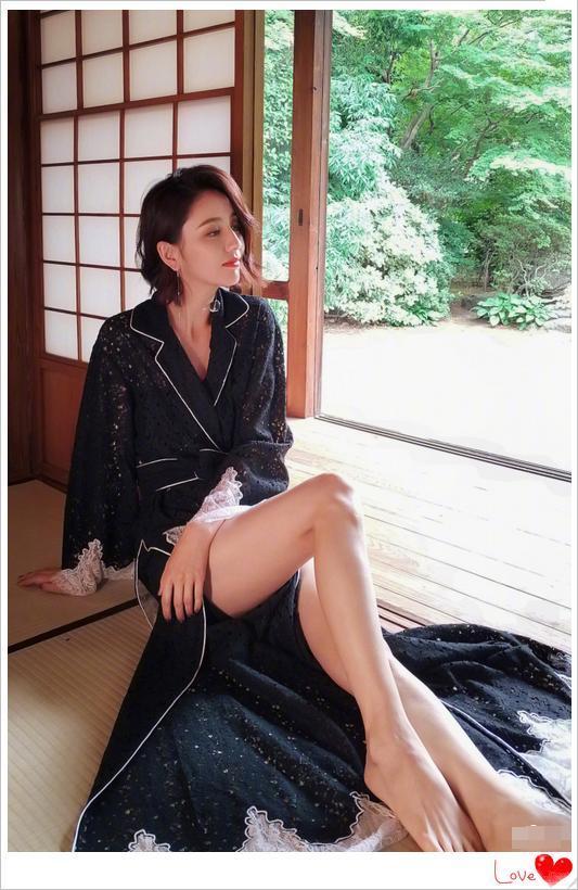 佟丽娅美艳豪放深v裙迷倒众生不愧是360度精致美女