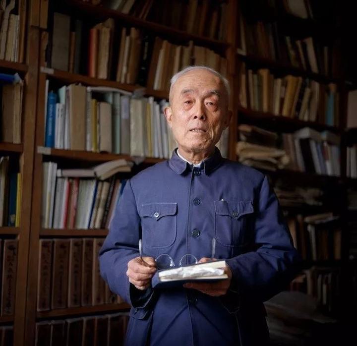 季羡林曾居住的朗润园正是莲叶田田的时候.