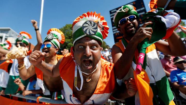 2018年夏印度板球大战英格兰队时的印度球迷特写图