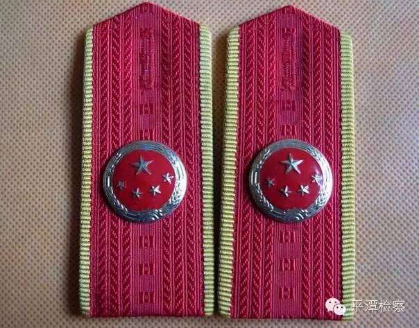 这是老制服的肩章,与美国队长手里的盾牌相比,我们检察官这圆形的肩章