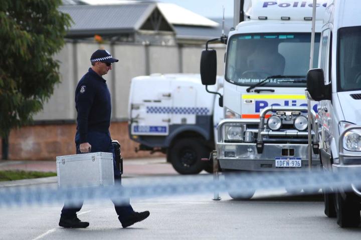 发生凶案的住宅外依然布置有警戒线,预计警方将在案发现场待上一段