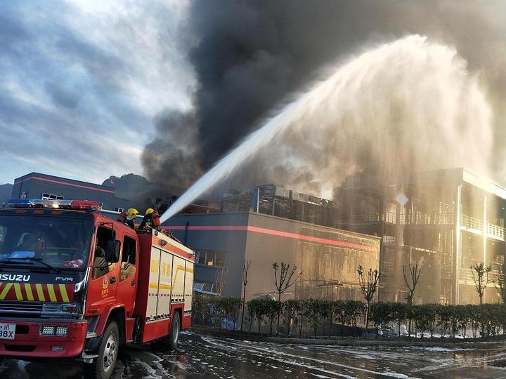 爆燃事故发生后,前来现场灭火的消防车.图片来源:视觉中国