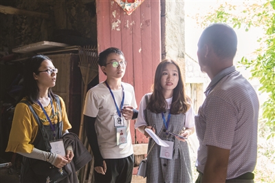 大学生宣传员了解贫困户家庭情况