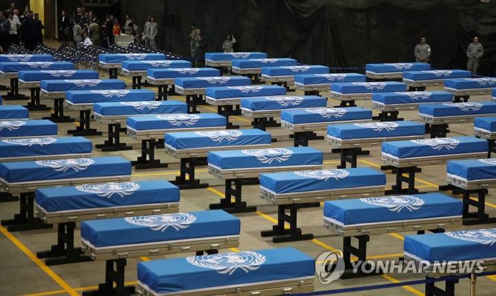 韩国举行的遗骸回国仪式上,棺材用联合国旗包裹.(韩联社)