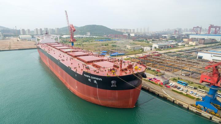 岛海西湾再出"海工重器"——40万吨矿砂船交付