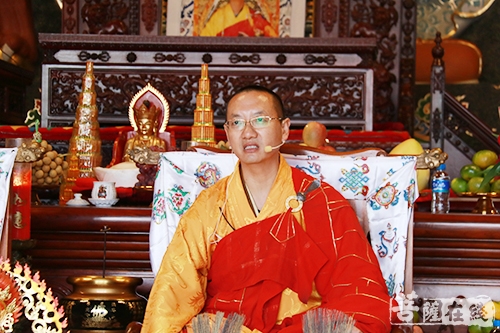 崇化大和尚,關嘉益西活佛登座(圖片來源:菩薩在線攝影:妙月)迎請儀式