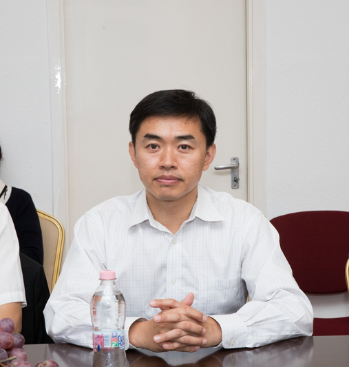 中共青田县委常委,县委组织部部长陶军友向匈牙利丽水商会会长授牌"