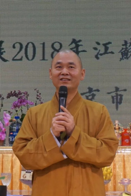 江苏省佛教协会常务副会长,南京市佛教协会副会长兼秘书长莲华法师
