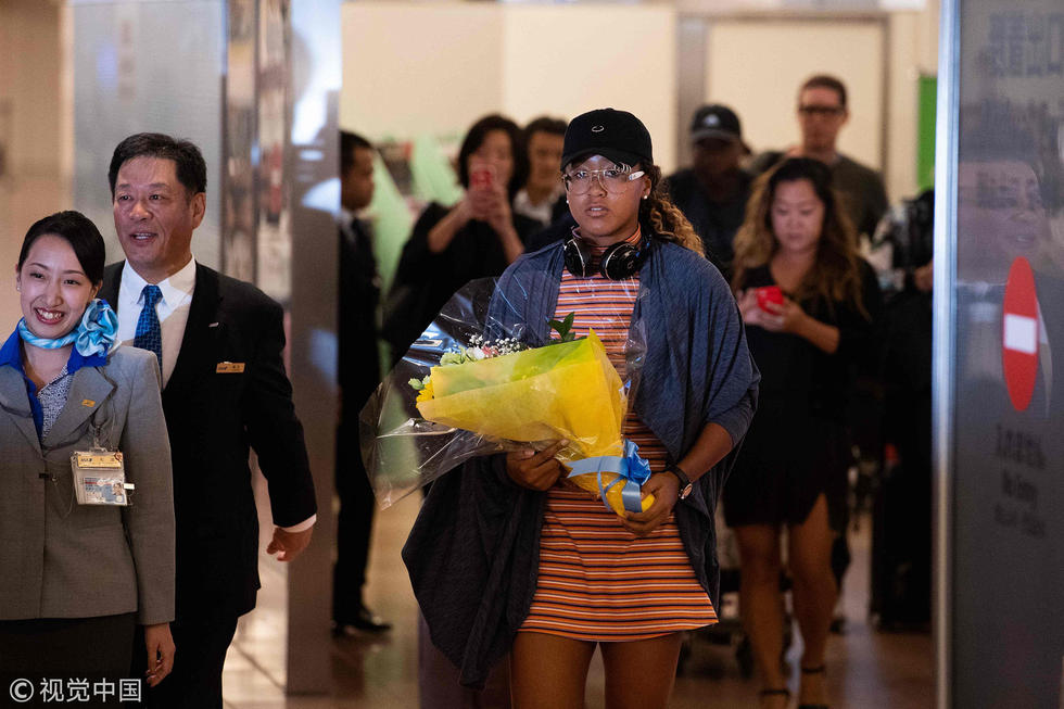 高清:大坂直美夺冠回国 手捧鲜花休闲装现身机场