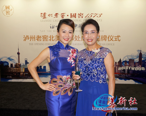 南加州知名主持人任霜霜(左)担任当天司仪