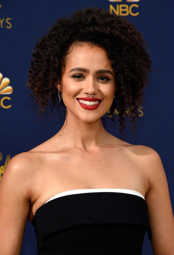 权游美女齐聚亮相,龙妈总算瘦了,弥桑黛竟然戴了鼻环