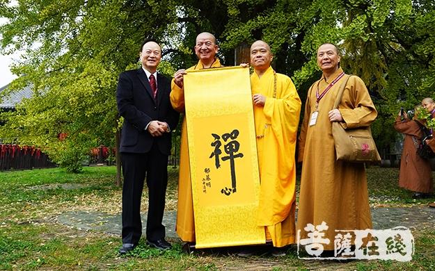 古观音禅寺住持悟宣法师与参访团代表于大雄宝殿内拈香祈愿台湾中华